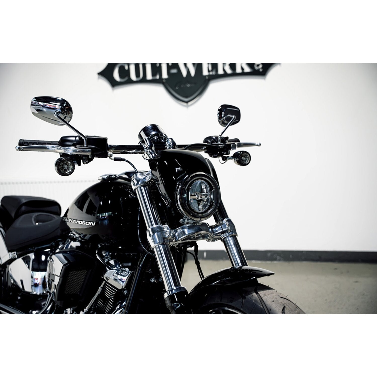 Cult-Werk FXBR headlamp mask 'V-Rod style' - Gloss black