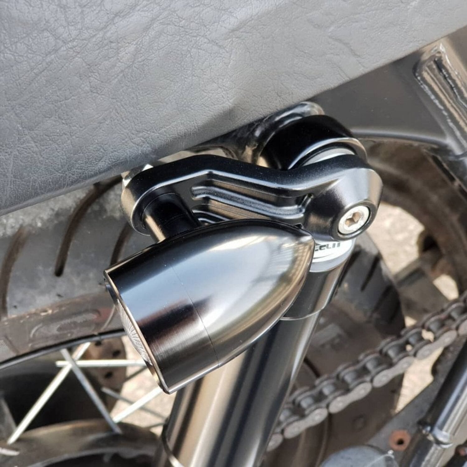 Motone ribbed Triline turn signal brackets - Black