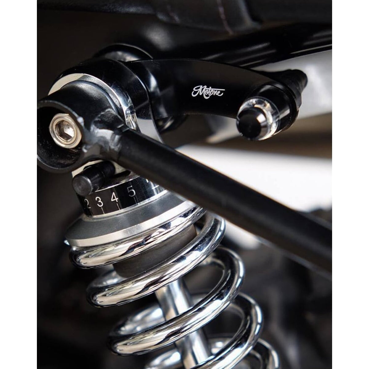 Motone turn signal brackets top shock mount - Black