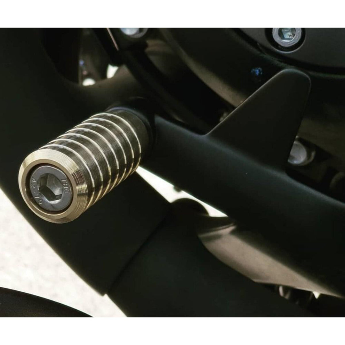 Motone shifter end peg ribbed - Brass