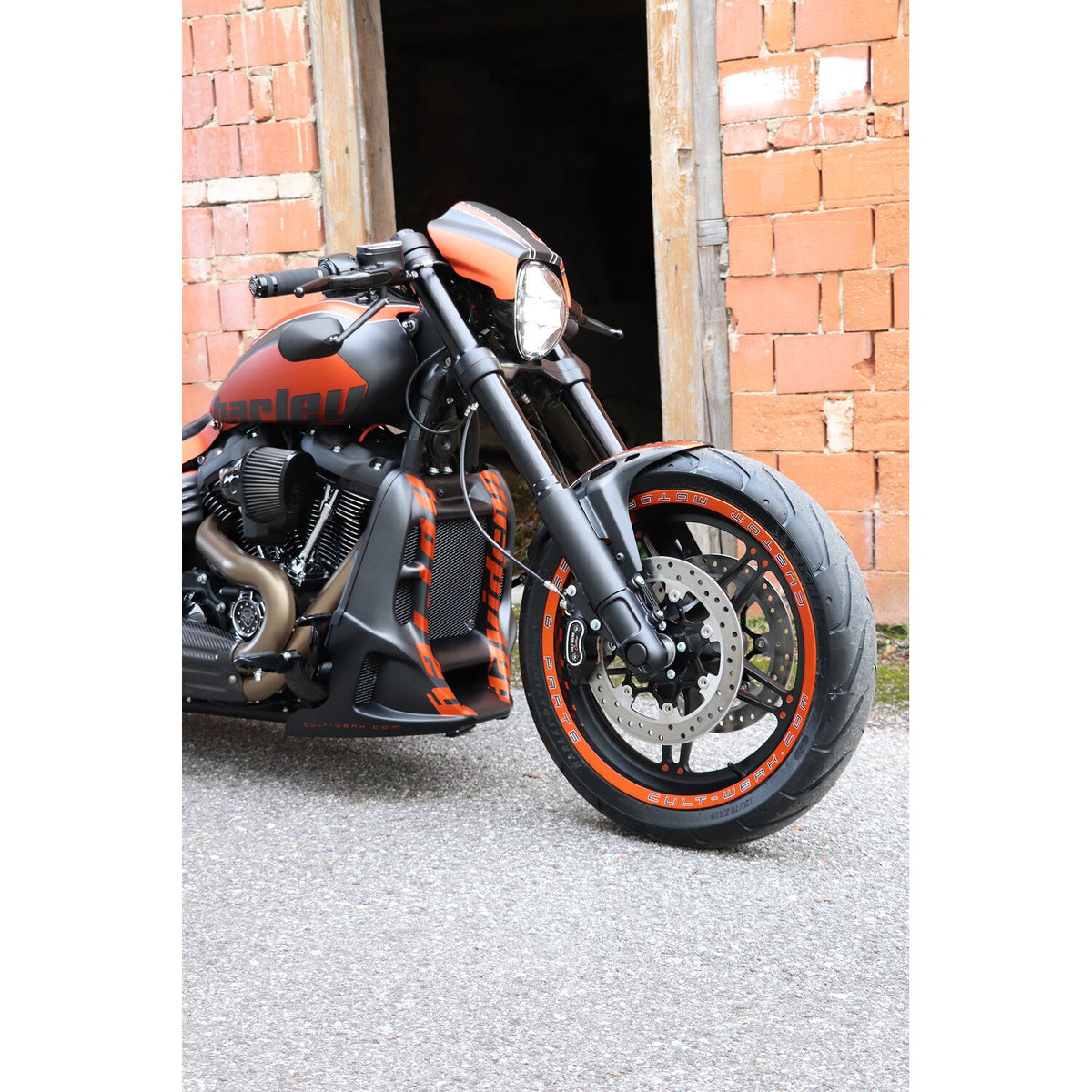 Cult-Werk radiator cover 'Racing' - Gloss black
