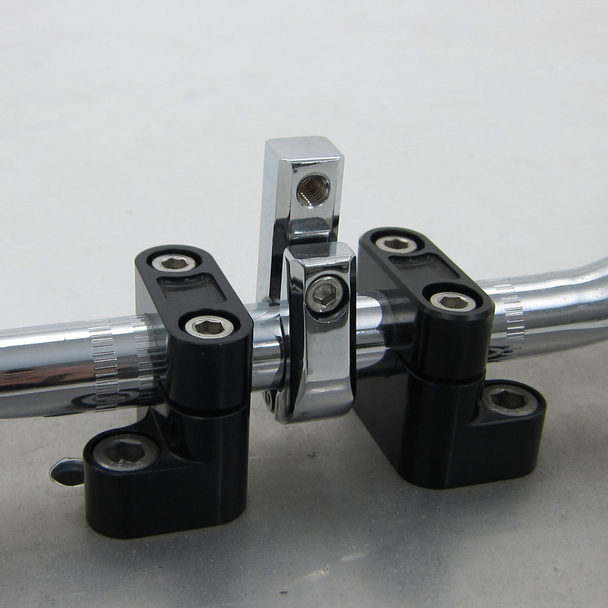Daytona universal bracket - Front-mount - 7/8" ID - M10 thread