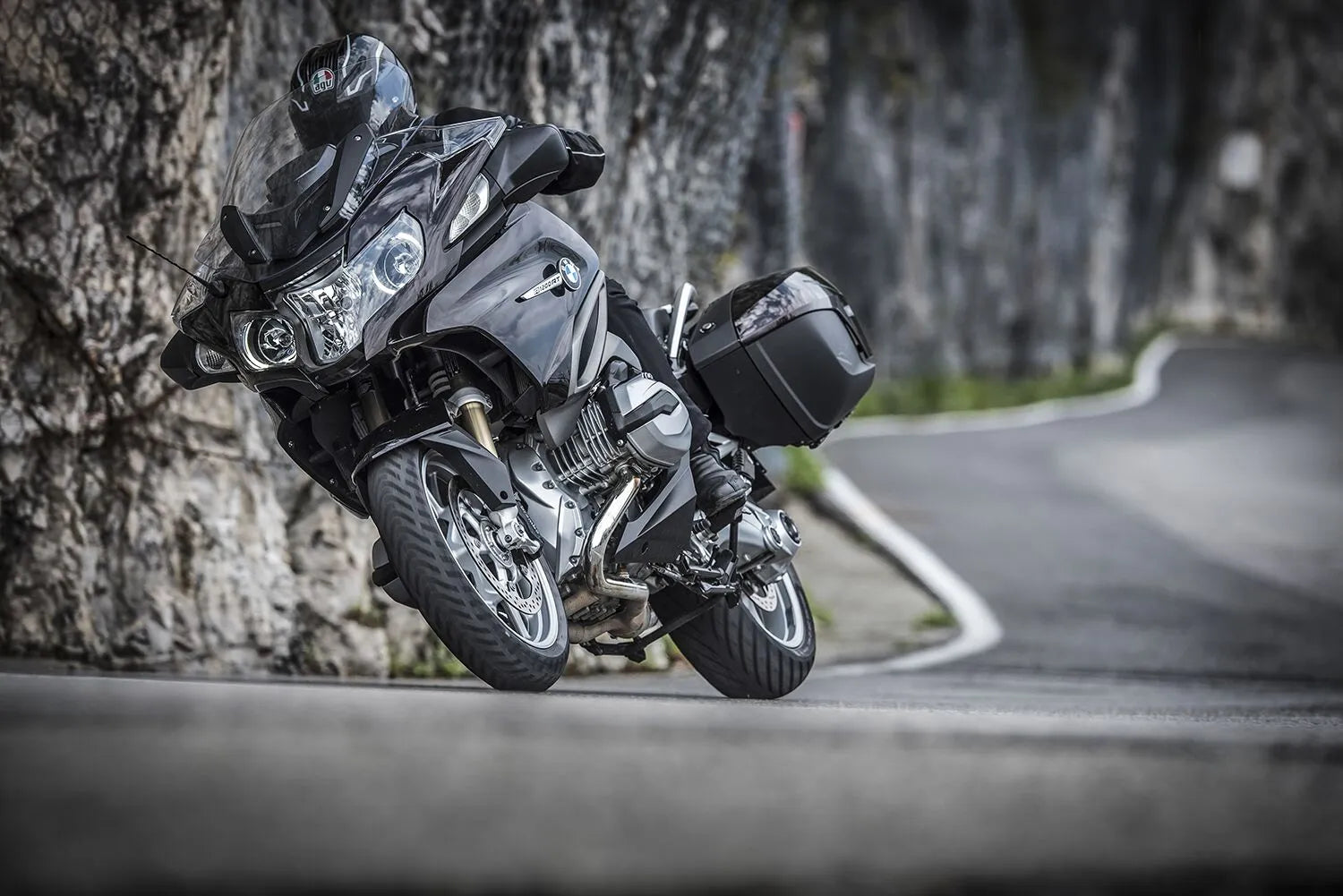 Metzeler Roadtec 01 Tire 110/70-17 Front